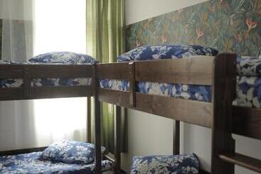 آپارتمان Vintage Downtown Hostel