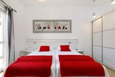 Panzió Room In Guest Room   Comfy Apartments Next To The Beach
