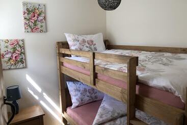 Bramble Cottage With Free Parking