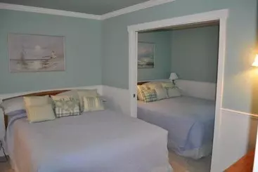 Huoneistohotelli Cavalier Beachfront Condominiums