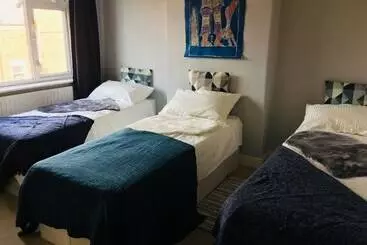 Cosy Cottage Sleeps 6 Suit Families, Contractors, Couples