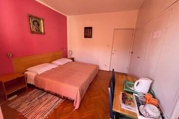 Pensiune Room In House S4 Double Room In The Centre Of Jelsa With Private Bathroom Next Door
