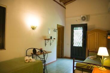 בית מלון כפרי Antico Borgo Etneo Agriturismo