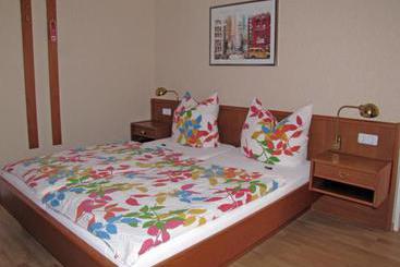 בית מלון כפרי Pension Zur Rose