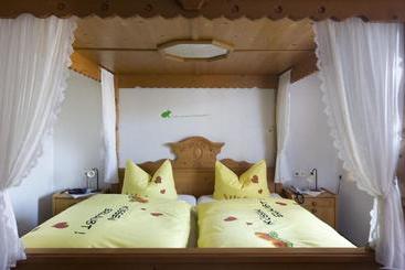 Dorf Gut Hotel Zur Warte