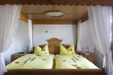 Dorf Gut Hotel Zur Warte