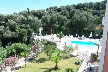 هتل Amazona Apartments And Studios