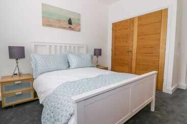 קוטג'' 38 The Parade