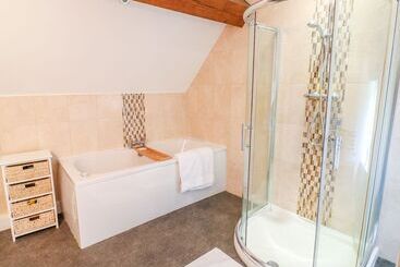 Woodthorpe Cruck Cottage