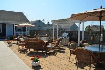 Отель Beach Breeze Inn