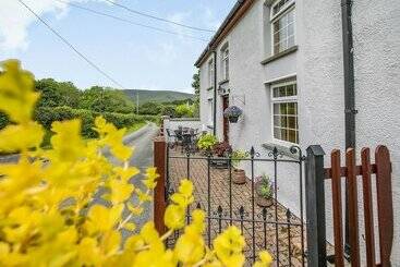 بيت ريفى Y Bwthyn