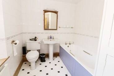 کلبه Auburn House