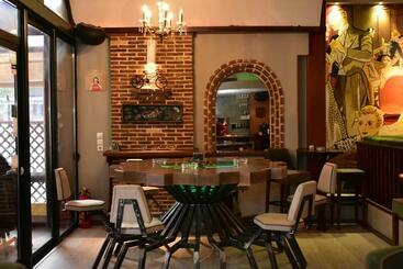 Epidavros Plaza Hotel   Music Bar