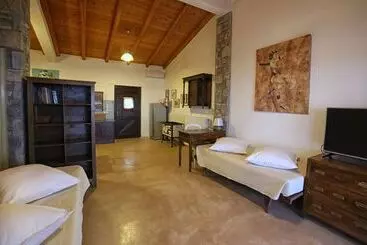 هتل آپارتمان Pyrgos Ikaria Traditional Village