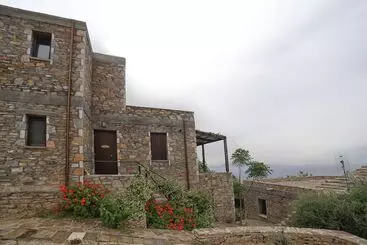 هتل آپارتمان Pyrgos Ikaria Traditional Village