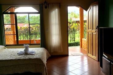 هتل Cabinas Los Guayabos