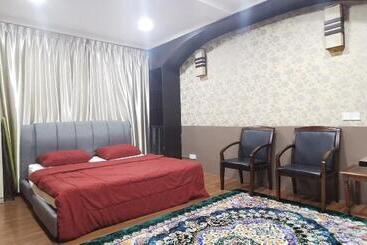فندق Oyo Home 90372 Greybirds Hostel