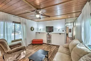 ツーリストアパートメント Edgemont Home With Deck About 9 Mi To Greers Ferry Lake!