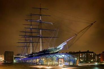 פנסיון Black Pearl And Captain Sparrow