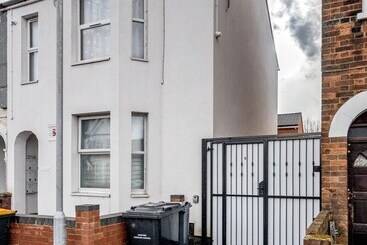 דירות לתיירים Bedford Hospitalsouth Wing4 Guests3 Bedswifi