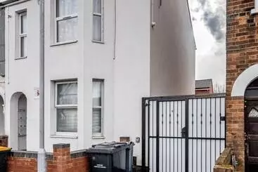 آپارتمان‌های توریست‌ها Bedford Hospitalsouth Wing4 Guests3 Bedswifi