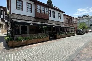 Lords Hostel & Pub