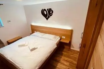 アパートホテル Pjagodic Hotel Cerklje   5min To Airport