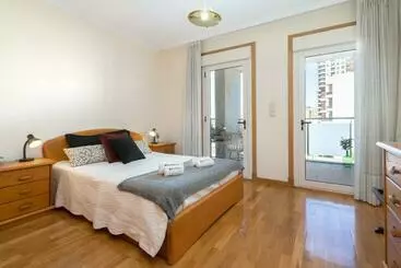 آپارتمانهای توریستها Homely Fresh Apartment Terrace & Garage