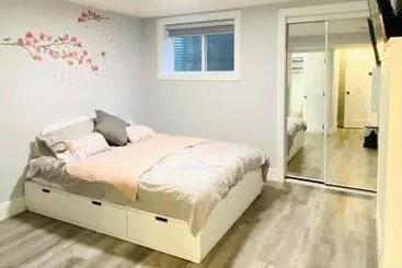 ベッドアンドブレックファースト Cozy Basement Suite 溫馨小屋 Designated Parking