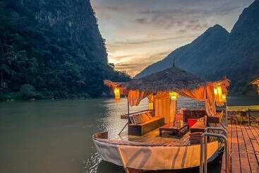 פנסיון Ou River House