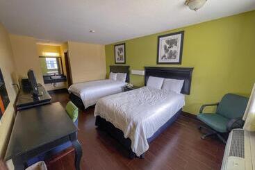 هتل Deluxe Inn & Suites