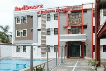 هتل Reddoorz Plus At Dbuilders Poblacion Bgc