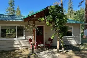 Turistihuoneistot Sky Ranch Cottages   Red Door