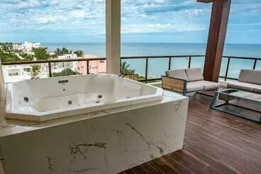 Ferienwohnungen 97981 Beachfront Ph Private Hot Tub And Rooftop Gym Kids Club Bar Movie Lounge