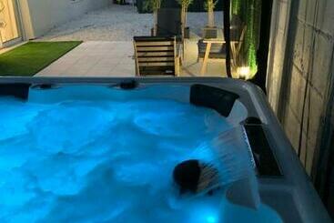 דירות לתיירים Maison Porte Du Bouchon : Jacuzzi Spa Privatif !