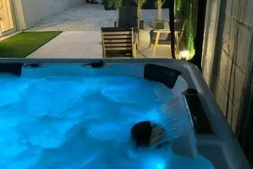 Apartamentos turísticos Maison Porte Du Bouchon : Jacuzzi Spa Privatif !