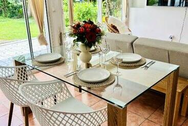 آپارتمان‌های توریست‌ها Appartement Charmant A Petit Bourg / 73 M² / Vue Sur Jardin