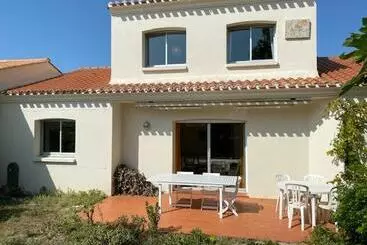 ツーリストアパートメント Belle Maison Familiale Proche De La Mer Avec Jardin Et Terrasse Au Calme   Les Sables D Olonne   Fr