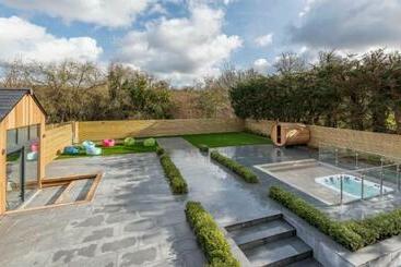 דירות לתיירים Love Island Style Mansion, Hot Tub, Sauna, Games Room, Themed Rooms, Bar, Sleeps 24