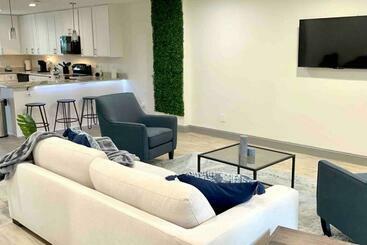 Turist apartmanları 2br Plush Suites  Hidden Gem