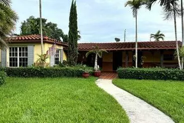 پانسیون Adorable 2 Bedroom House With Free Parking