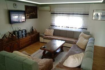 ツーリストアパートメント Apartman Nevera