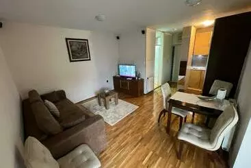 آپارتمان‌های توریست‌ها Sad Apartman
