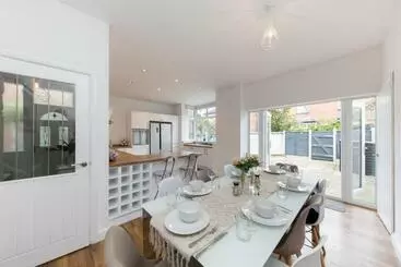 آپارتمان‌های توریست‌ها Stunning Luxurious Family Home Near Alton Towers