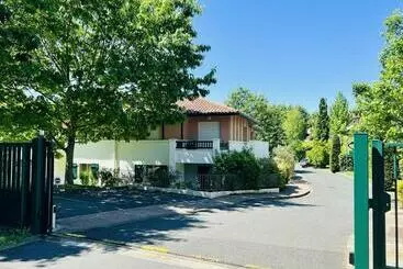 ツーリストアパートメント Confort Et Sérénité : T2 Avec Piscine, Parking Et Terrasse à Cambo Les Bains   Fr 1 495 107