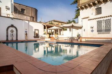 דירות לתיירים Don Camillo Loft Con Piscina