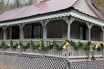 شقق خاصة سياحية Plum Crooked Poets Cottage Walk To Town Luxury King Bed Near Asheville Excellent Wi Fi