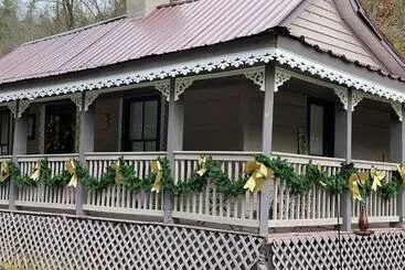 ツーリストアパートメント Plum Crooked Poets Cottage   Walk To Town   Luxury King Bed   Near Asheville   Excellent Wi Fi