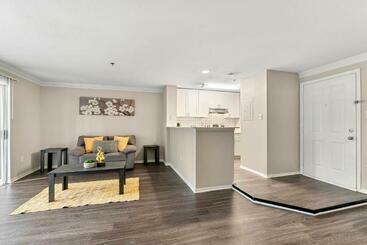 شقق خاصة سياحية Stylish & Comfy Queen Bed Pool Gym Parking