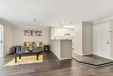 Turistihuoneistot Stylish & Comfy Queen Bed Pool Gym Parking